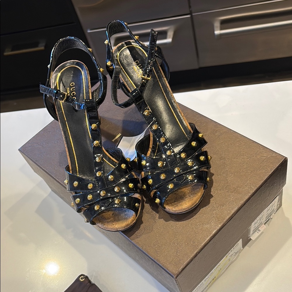 Gucci black patent leather cork studded heels gold 38 Italy
